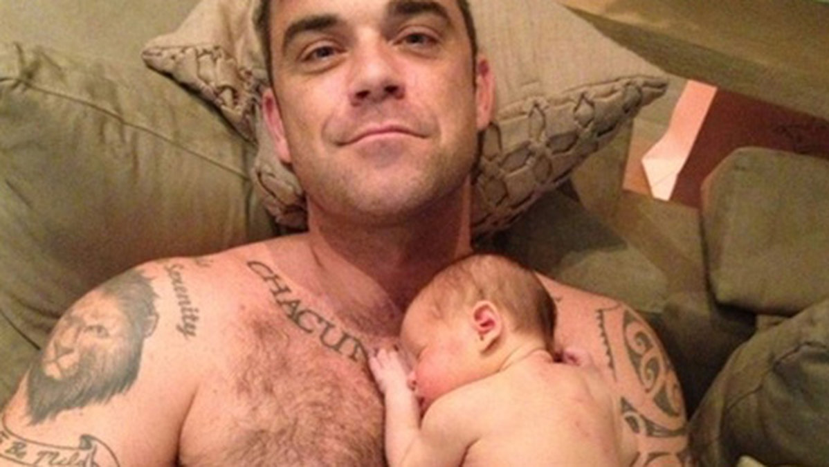 Robbie Williams med sin 9-månader gamla dotter Teddy.