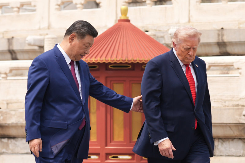 Presidentkollegorna Xi Jinping och Donald Trump på väg in i Himmelens tempel i Peking.
