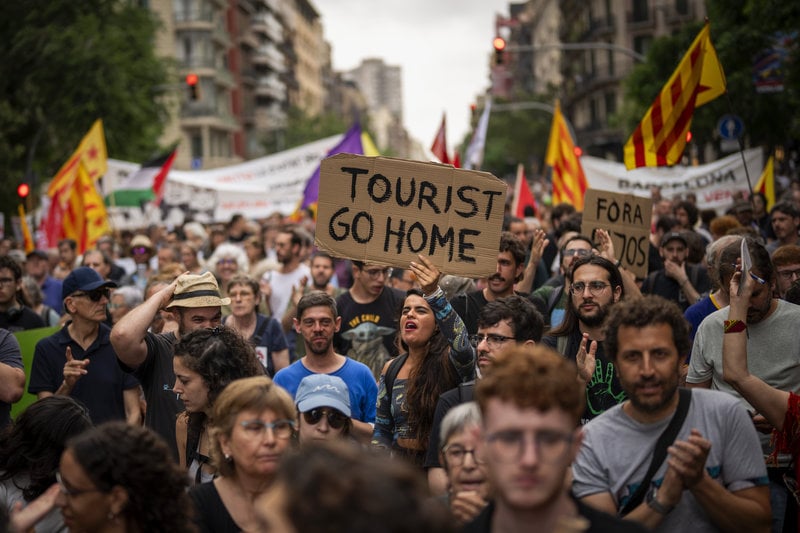 Demonstrationer mot massturism i Barcelona 2024. Foto: Emilio Morenatti/AP/TT Demonstrationer mot massturism i Barcelona 2024. Foto: Emilio Morenatti/AP/TT