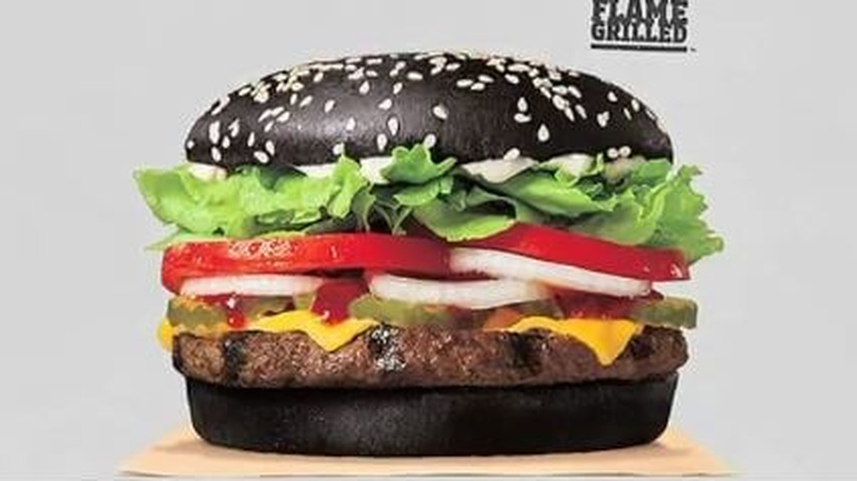 Burger Kings Halloween-burgare har svart bröd.