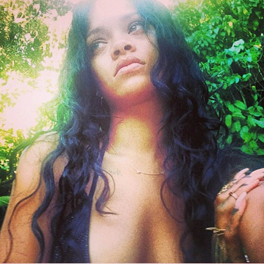 Rihanna slappnar av. Rihanna slappnar av.