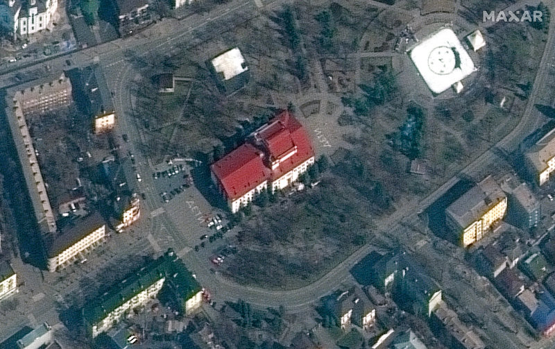 Utanför dramateatern i Mariupol stod det tydligt 'barn' på ryska på marken utanför. Ändå angrep rysk militär. Satellitbilden togs i måndags, två dagar före attacken.