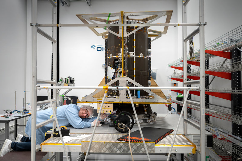 Dan Tengberg från företaget Dekra röntgar svetsade skarvar för att se till att de håller måttet i OHB:s lokaler i Kista.