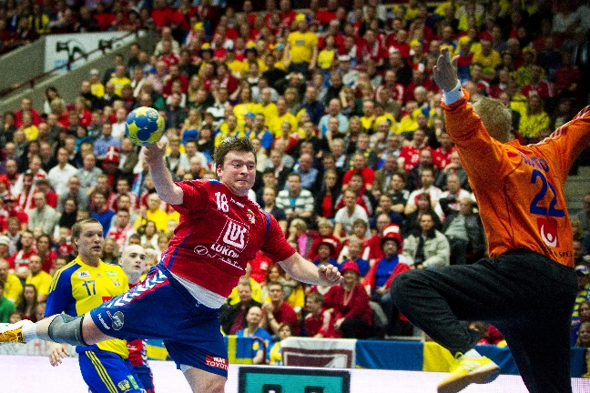 I inledningen av matchen hade Serbien det svenska laget i brygga.