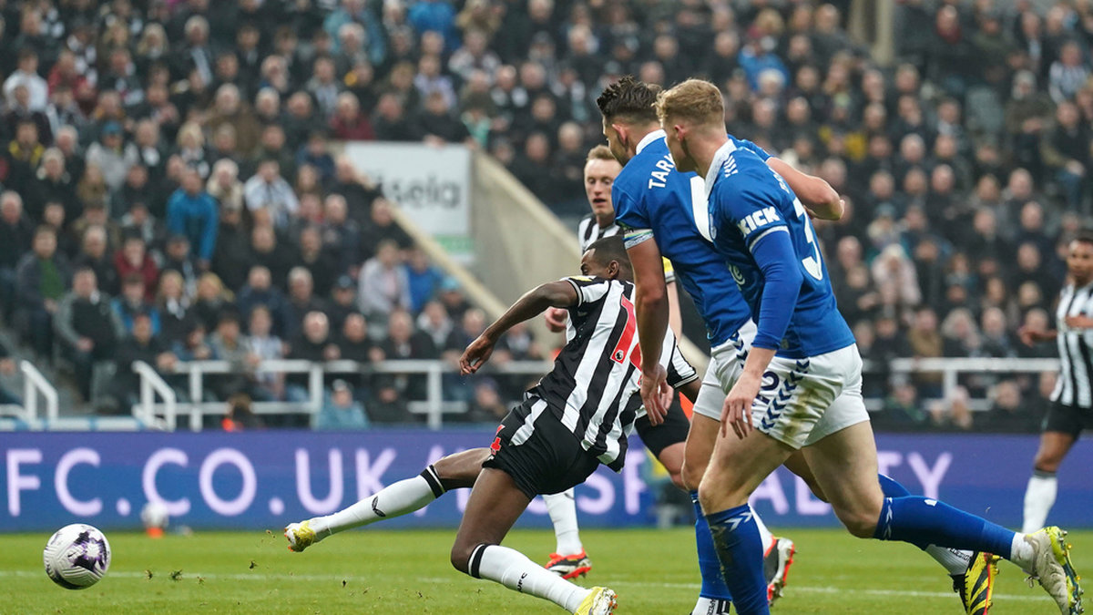 Alexander Isak prickar in 1–0 för Newcastle mot Everton.