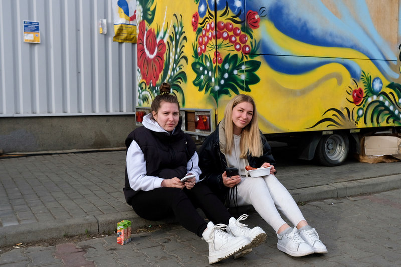 Specialläraren Marina, 23 (till vänster), och studenten Anya, 21 (till höger), har flytt tillsammans från det rysk-ockuperade Balaklija i östra Ukraina – först med tåg till Lviv och sedan bil till Polen.