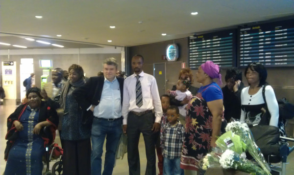 Pastor Jean Kabuidibuidi på plats på Arlanda tillsammans med sin familj och sina vänner.