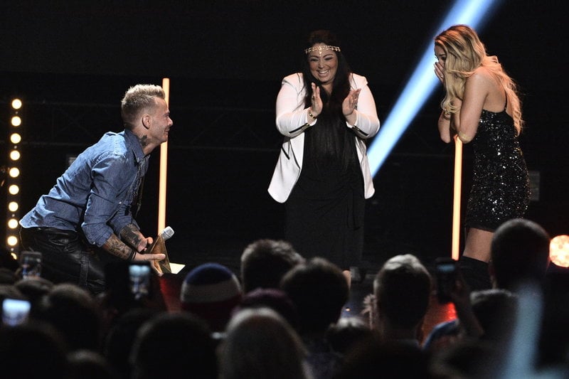 Joakim Lundell vinner pris på Guldtuben-galan 2016. I samband med det friar han till flickvännen Jonna Lundell.