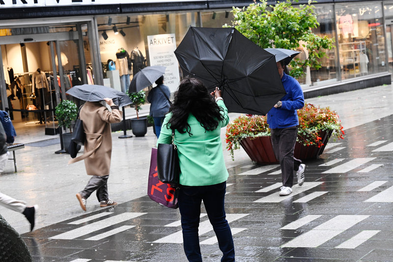 Höstväder med regn och blåst i centrala Stockholm. 