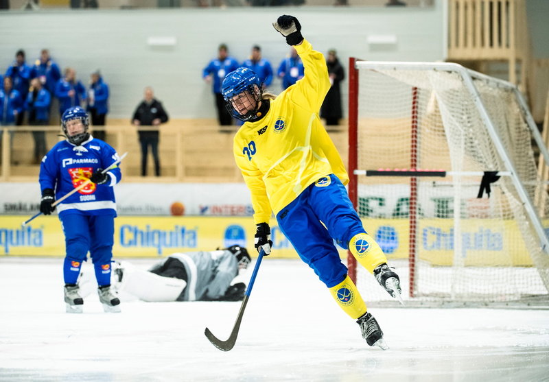 Tilda Ström jublar efter sitt 4-0 mål i VM-finalen mot Finland.