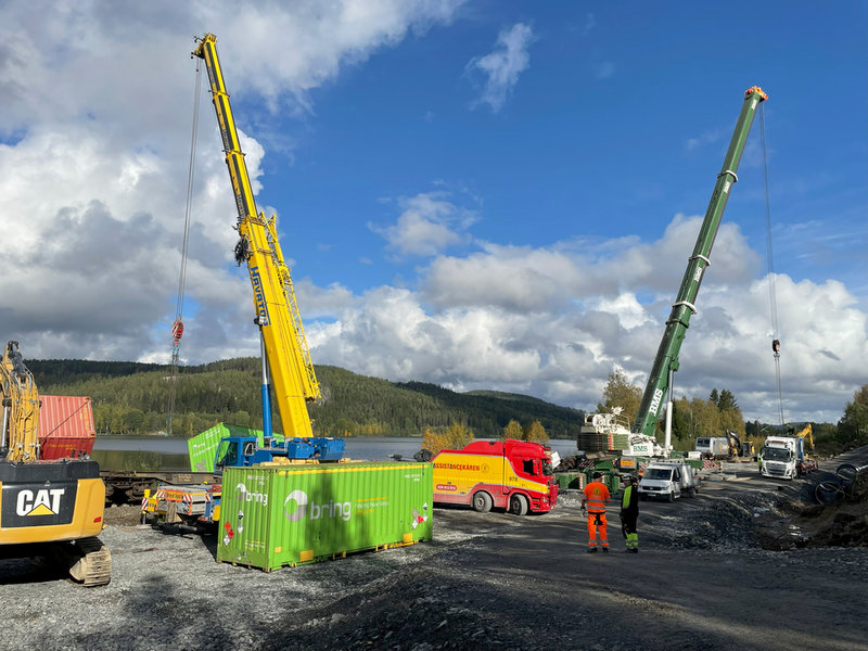 Bärgningen av de urspårade tågvagnarna nära Skorped inleddes i går.