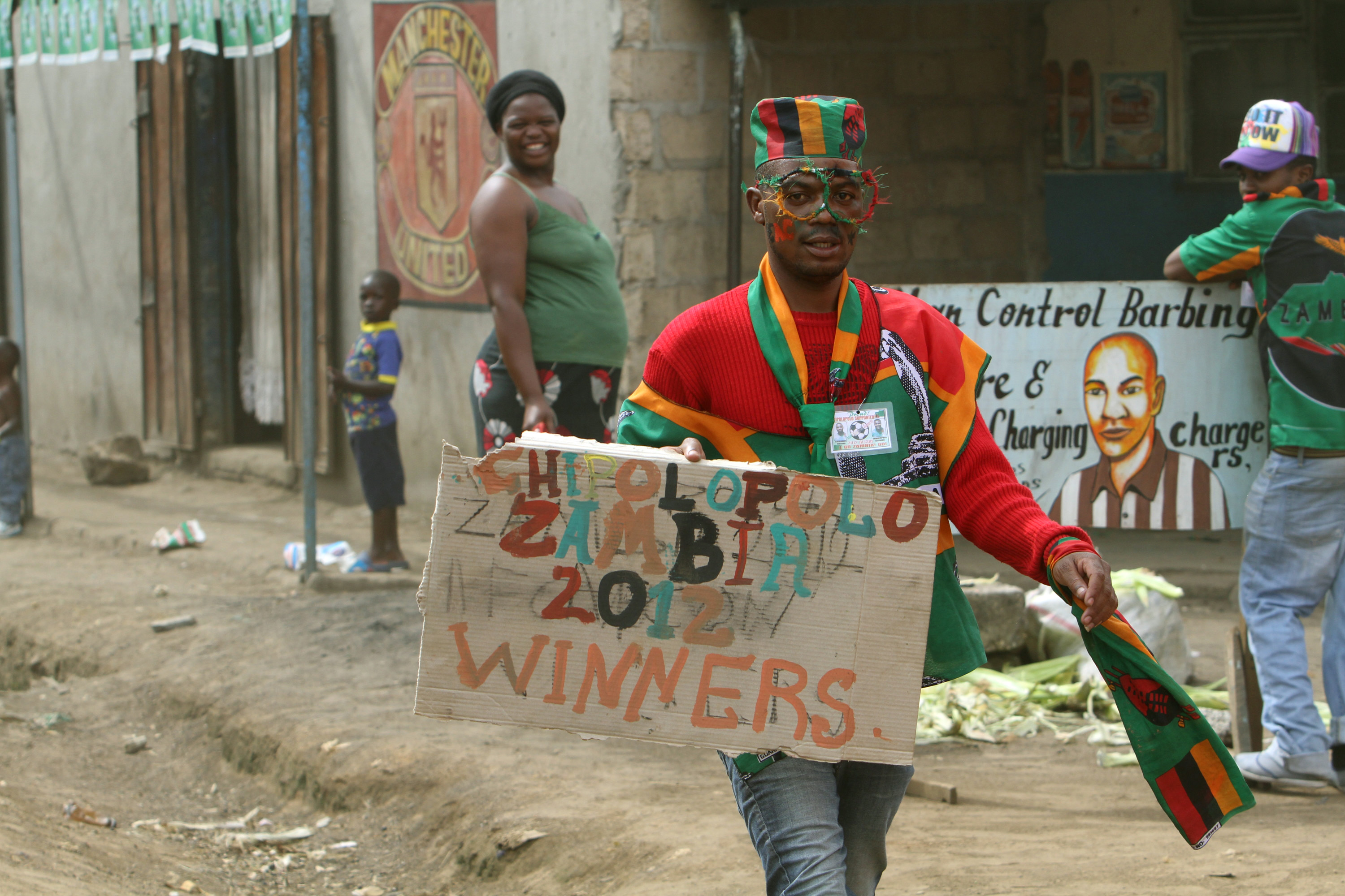 En segerviss supporter i Zambias huvudstad Lusaka inför finalen. 