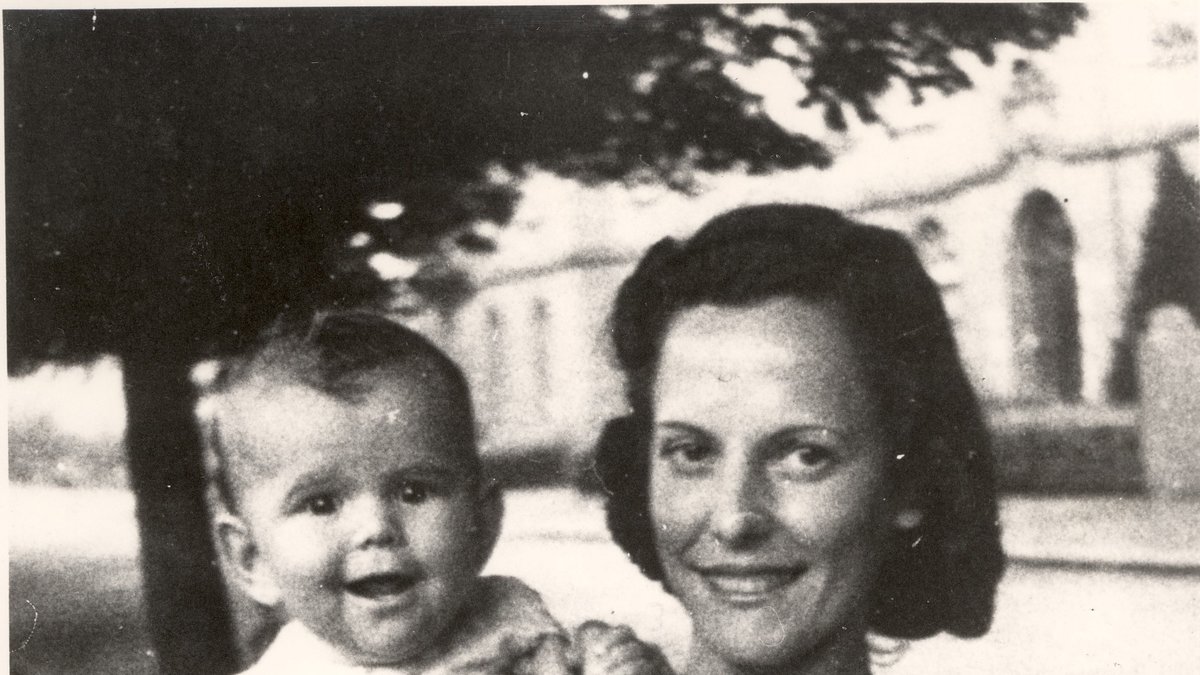 Sveriges blivande drottning Silvia Sommerlath hålls upp av sin mamma Alice Sommerlath i Heidelberg, Tyskland 1944.