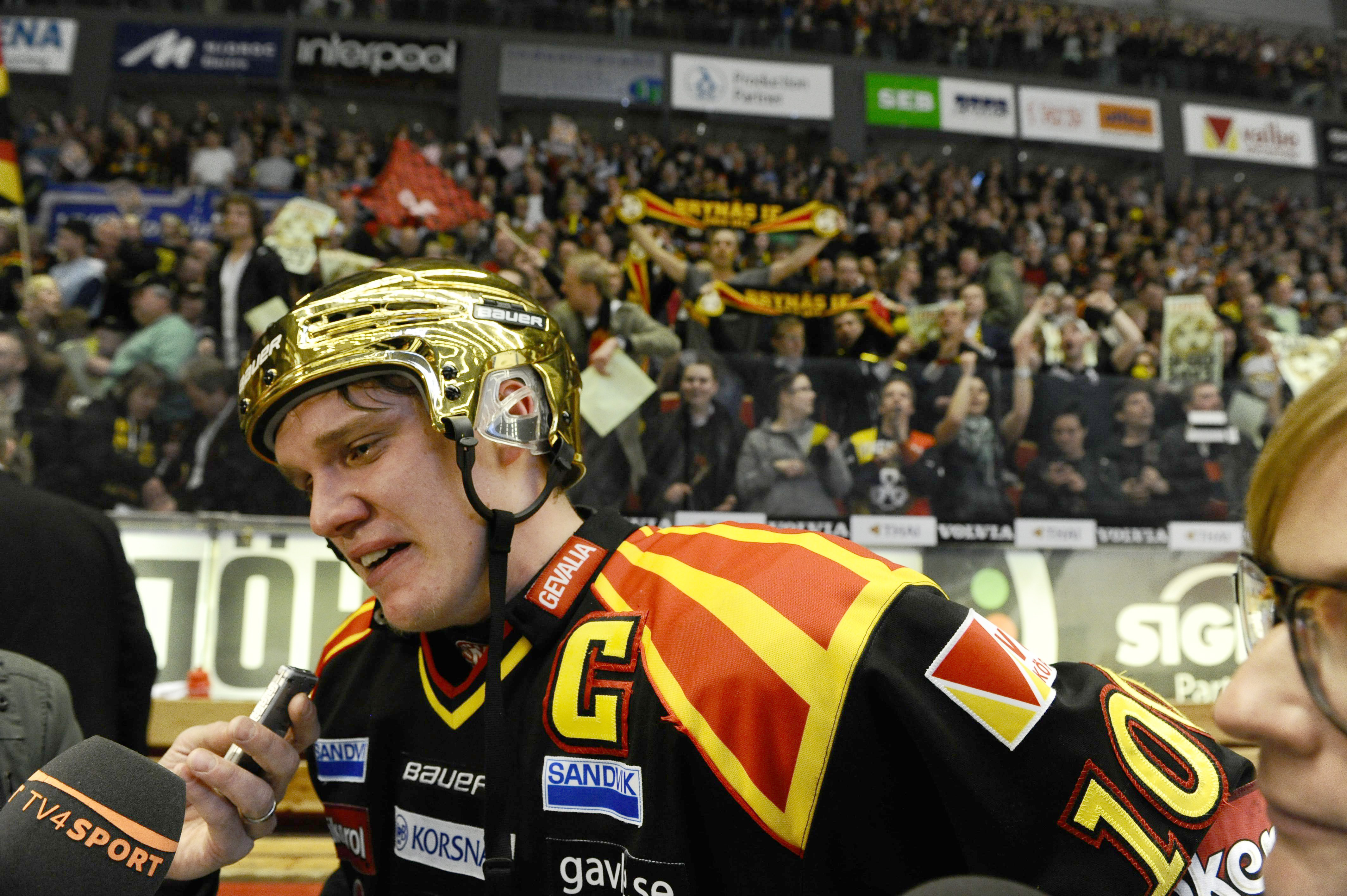 Silfverberg utsågs till slutspelets viktigaste spelare och kunde inte hålla tårarna borta. Silfverberg utsågs till slutspelets viktigaste spelare och kunde inte hålla tårarna borta.