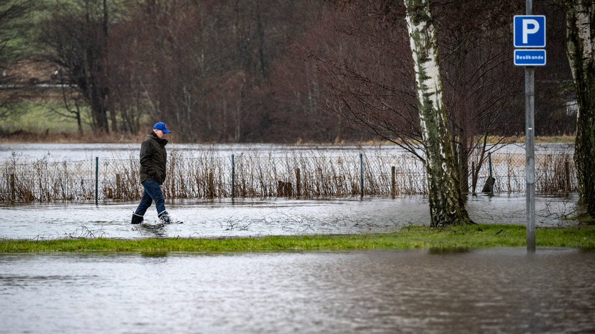 Den höga vattennivån i Kävlingeån har fått SMHI att utfärda en så kallad orange varning för höga flöden – samtidigt är marken mättad. Arkivbild från i januari.