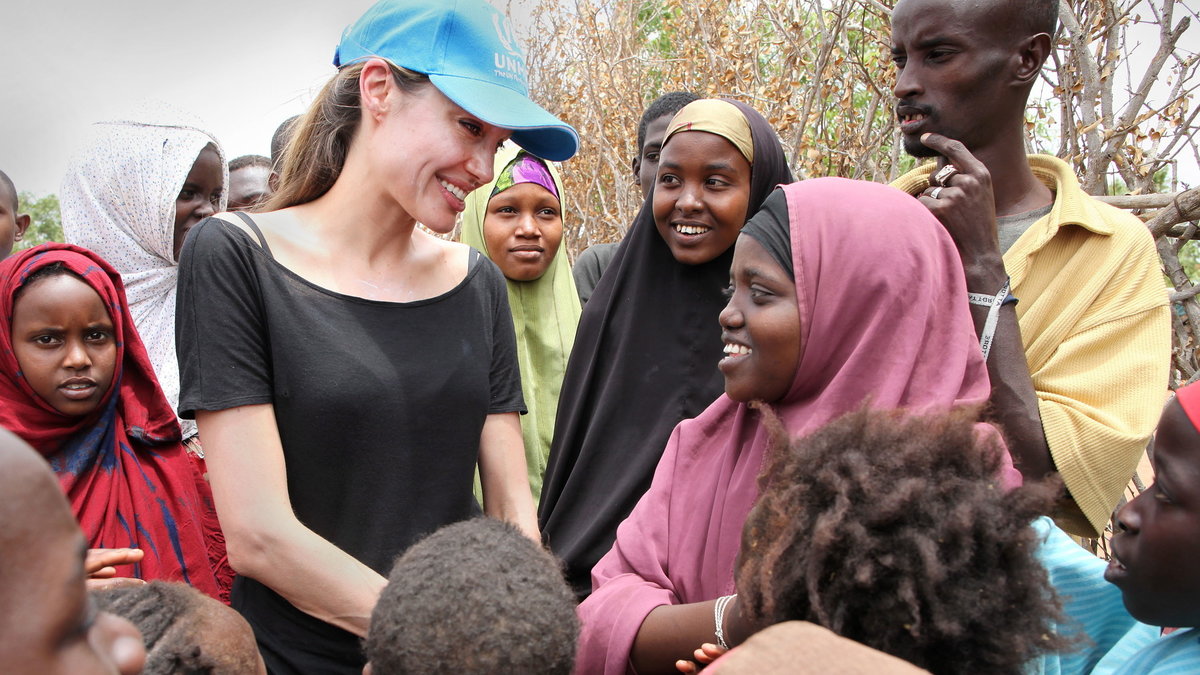 Angelina besöker flyktingläger ofta. 