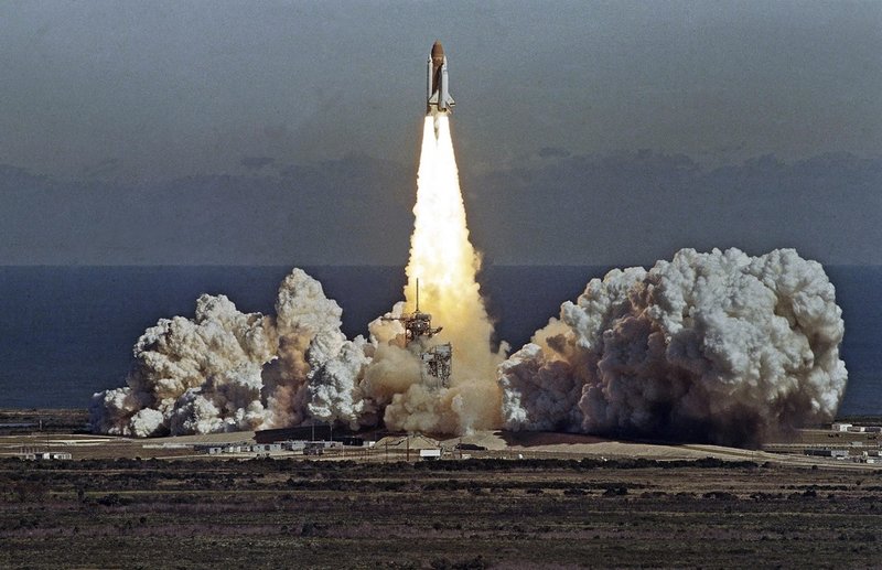 Så här såg det ut när Challenger lyfte från Cape Canaveral den 28 januari 1986. Drygt 70 sekunder efter uppskjutningen exploderade rymdfärjan i luften.