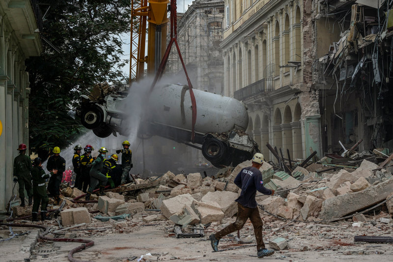 Brandmän sprutar vatten på en tankbil vid hotellet efter explosionen.