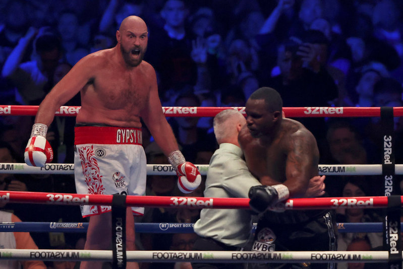 Tyson Fury jublar efter att ha utdelat det avgörande slaget mot landsmannen Dillian Whyte på Wembley i London.