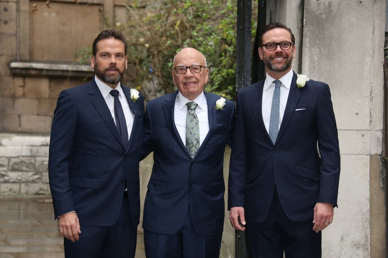 Rupert Murdoch med två av sina barn, sönerna Lachlan Murdoch (t.v) och James Murdoch (t.h). Foto: Joel Ryan/AP/TT