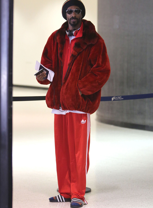 Snoop Dogg ser ut som en jultomte. I flipflops. Inte en fin look. Snoop Dogg ser ut som en jultomte. I flipflops. Inte en fin look.
