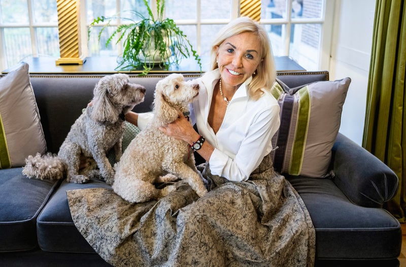 USA:s nya Sverigeambassadör, affärskvinnan Christine Jack Toretti, med sina hundar Mario och Lola. På fritiden ser Toretti gärna konst, går på ishockey och hejar på det amerikanska fotbollslaget Pittsburgh Steelers.