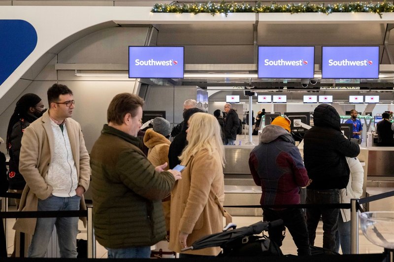 Flygresenärer står i kö för att checka in vid Southwest Airlines desk på LaGuardia-flygplatsen i New York på tisdagen. Flygbolaget ställde in 2 500 flyg på tisdagsmorgonen.