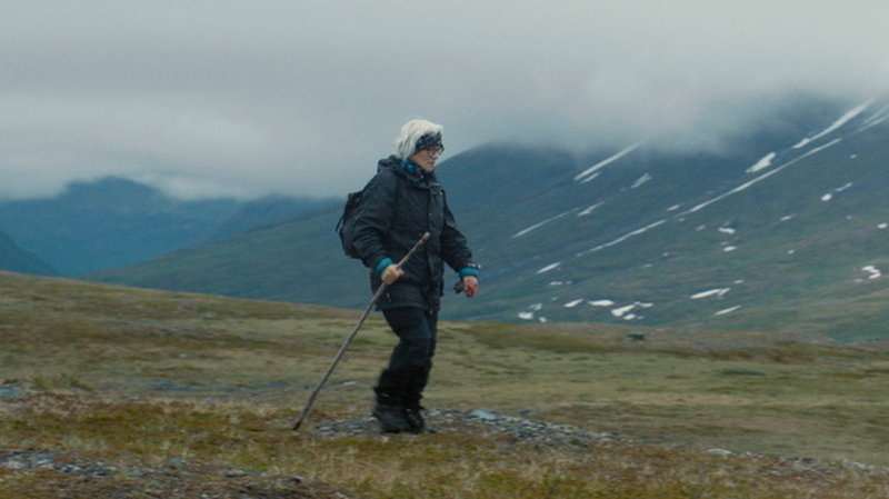 Naturen är en stor inspirationskälla för konstnären Britta Marakatt-Labba. I 'Historjá – stygn för Sápmi' får publiken följa henne och hennes renskötande familj genom årstider som inte längre går att känna igen, till följd av klimatförändringar. Pressbild.