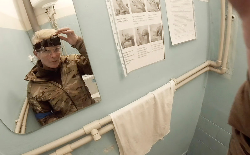 Julia Pajevska syns i en spegel strax innan hon knäpper av sin huvudmonterade kamera.