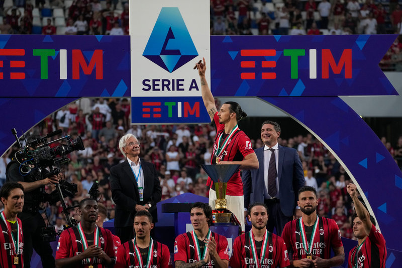 Zlatan Ibrahimovic intill mästarpokalen, efter att hans Milan säkrat ligatiteln för första gången sedan säsongen 2010–2011.