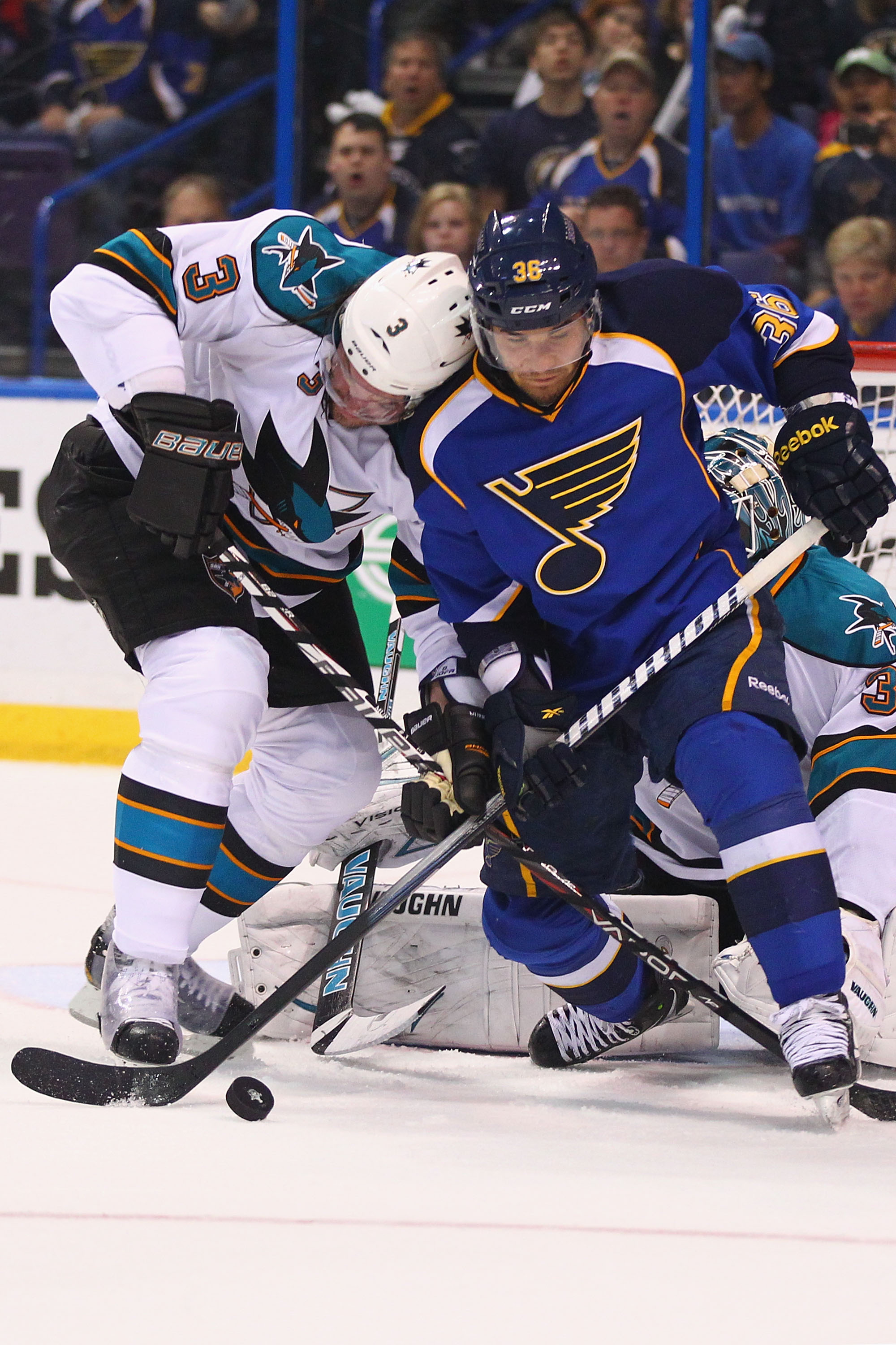 Douglas Murry och hans San Jose Sharks såg sig besegrade mot St. Louis Blues. Det står 1-1 i matcher. Douglas Murry och hans San Jose Sharks såg sig besegrade mot St. Louis Blues. Det står 1-1 i matcher.