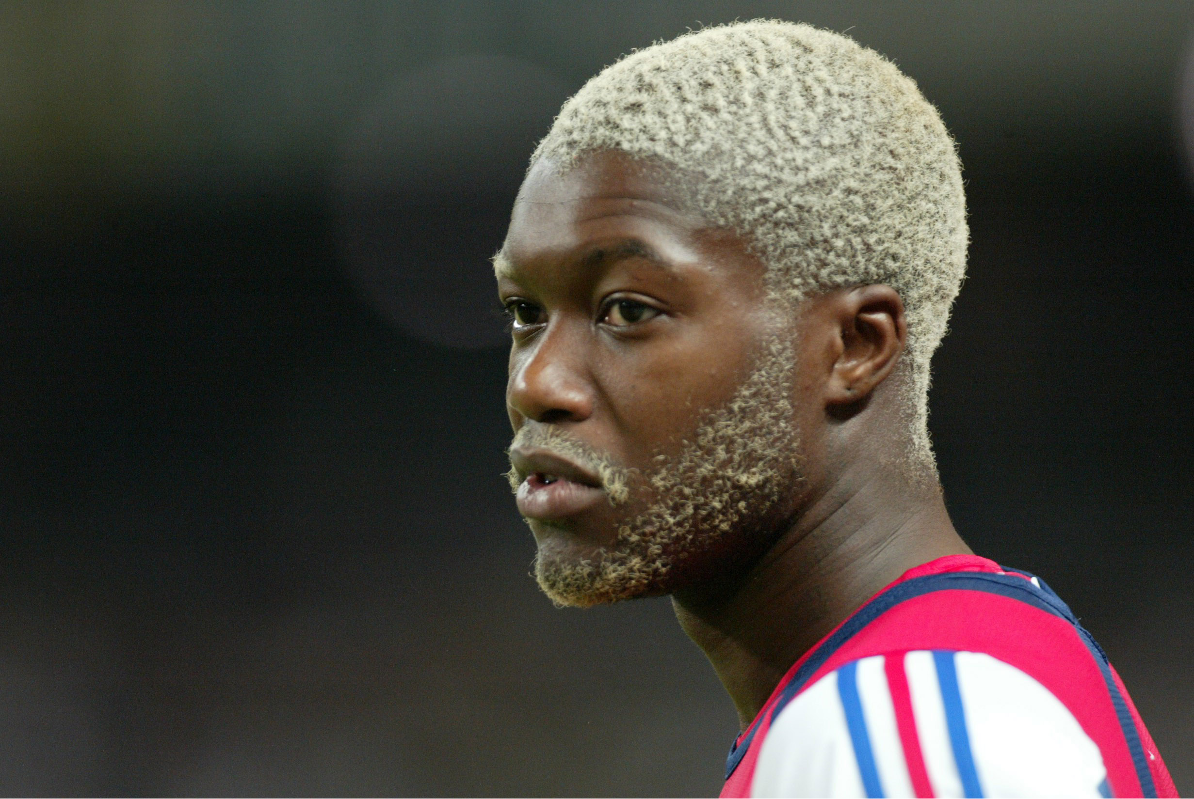 Djibril Cissé ser ut som att han ramlat i en pöl med lim och sen rullat runt i dun. Djibril Cissé ser ut som att han ramlat i en pöl med lim och sen rullat runt i dun.