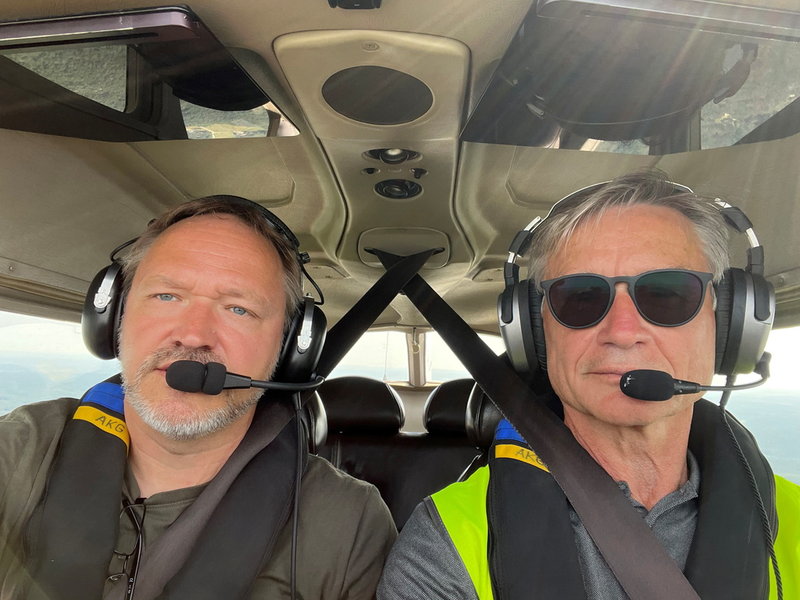 Piloten Erik Öhman (th) flyger medan Hans Johansson (tv) håller utkik. I det torra vädret vill räddningstjänsten ha två flygningar per dag.
