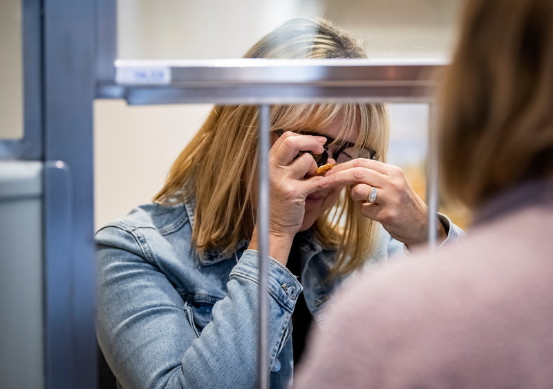 Cecilia Lindborg, värderingsassistent, kontrollerar äktheten på ett guldföremål som ska pantsättas.