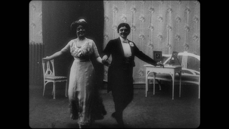 Två operettprimadonnor som var verksamma i Stockholm i början av 1900-talet: Emma Meissner och Rosa Grünberg-Sjöstedt, här i filmen 'Skilda tiders dans'. Pressbild.