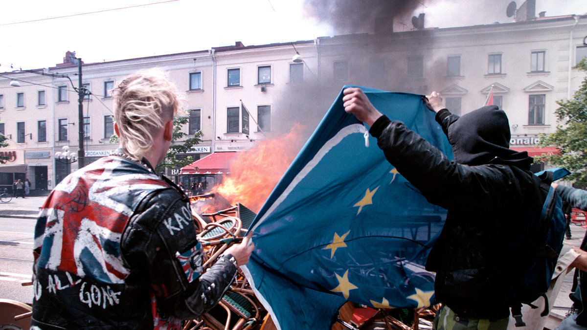 Ungdomar brände EU-flaggan på Avenyn.