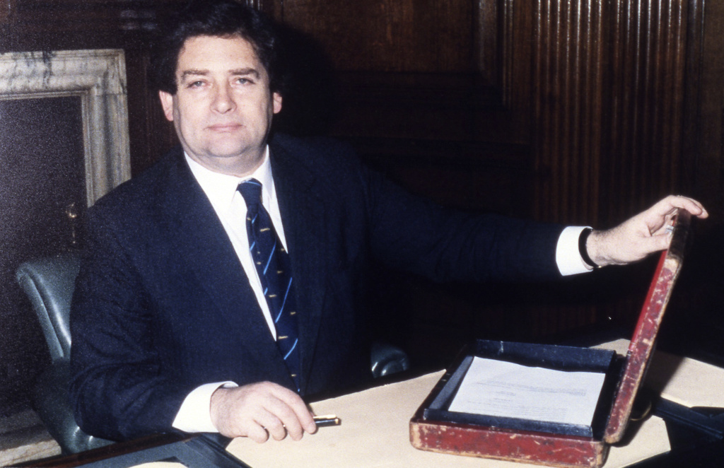 Nigel Lawson och 'budgetlådan'. Den användes vid den brittiska motsvarigheten till Sveriges budgetpromenad, då finansministern tar sitt budgetförslag till parlamentet. Bilden är från våren 1987.
