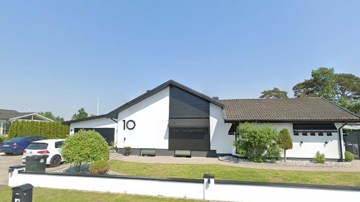 Denna Google Street View-bild visar var Soldalsvägen 10 i Halmstad är belägen. Fastigheten bytte ägare i december 2020, när den nya ägaren tog över fastigheten för 14 400 000 kronor. 