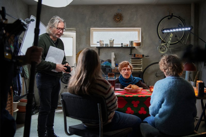 Regissör Calle Åstrand (vänster) instruerar skådespelarna Blanca Eliasson, Simon J Berger (vänd mot bilden) och Gusten Wickberg under inspelningen av julkalendern i Filmhuset i Stockholm i februari i år.