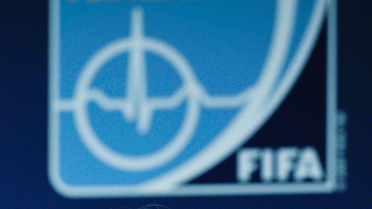 FIFA:s medicinska chefsläkare Jiri Dvorak oroar sig för fotbollsstjärnors användande av kosttillskott.  