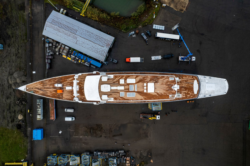 Superyachten som byggs till Amazongrundaren Jeff Bezos är så stor att delar av en bro kan behöva plockas ner så att lyxbåten kan lämna varvet.