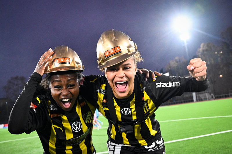 Häckens Monica Jusu Bah och Felicia Schröder firar SM-guldet efter lördagens fotbollsmatch i damallsvenskan mellan Djurgården och BK Häcken FF som slutade 0-2 på Kristinebergs IP.