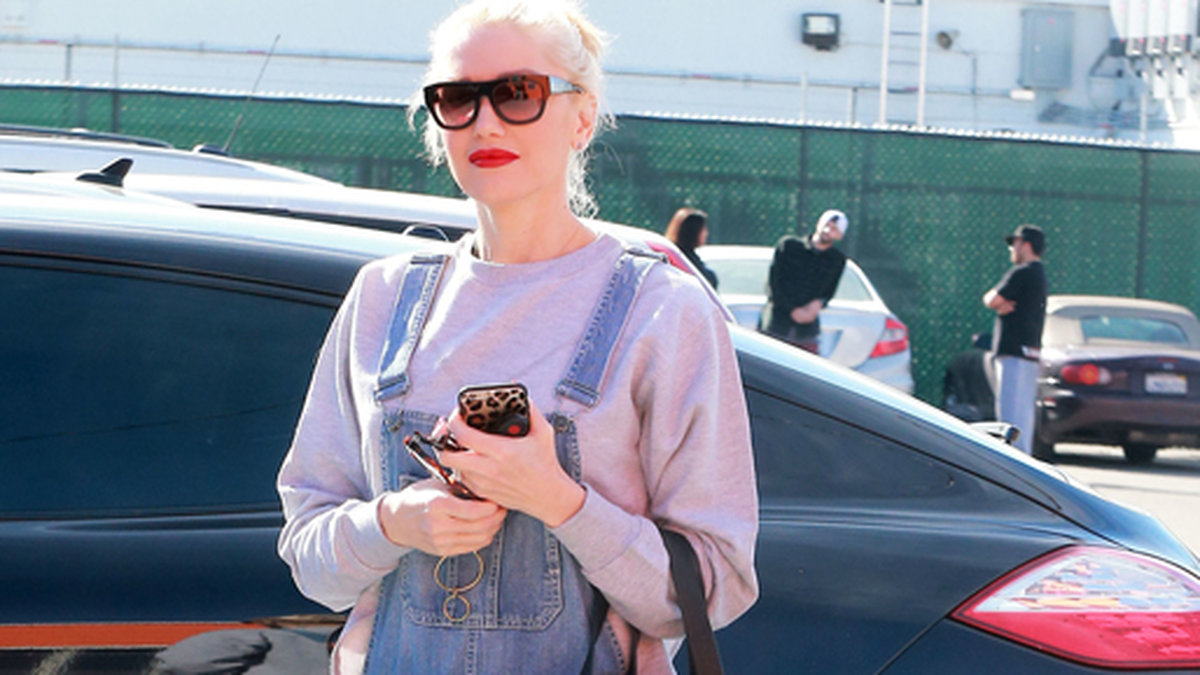 Gwen Stefani anländer till en studio i Los Angeles.