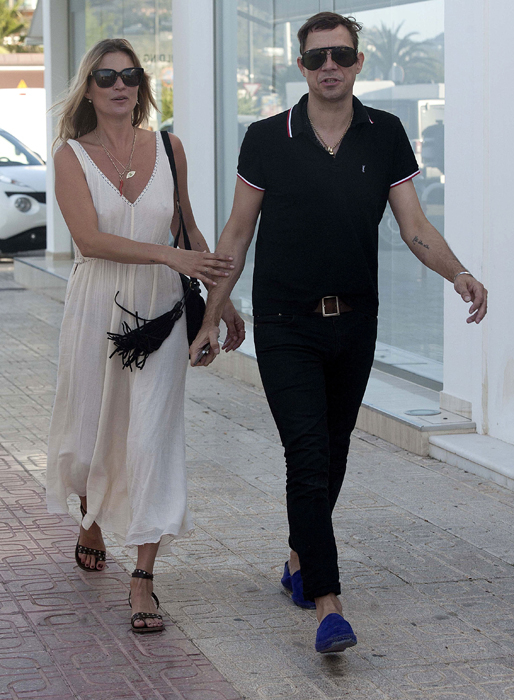 Kate Moss är hippiechic på semestern. Kate Moss är hippiechic på semestern.
