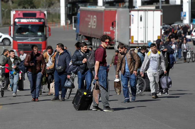 En grupp ryska vapenvägrare försöker korsa gränsen till Georgien på tisdagen. Långa bilköer rapporteras från Nordossetien på den ryska sidan gränsen.