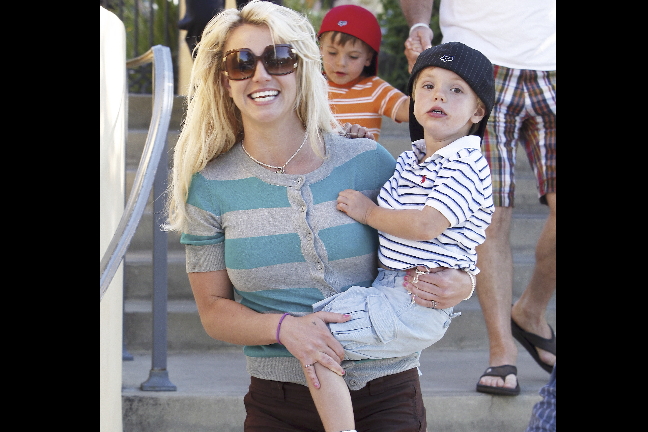 Britney Spears oroar sig för att hennes två söner ska vilja gå i hennes karriärsspår.