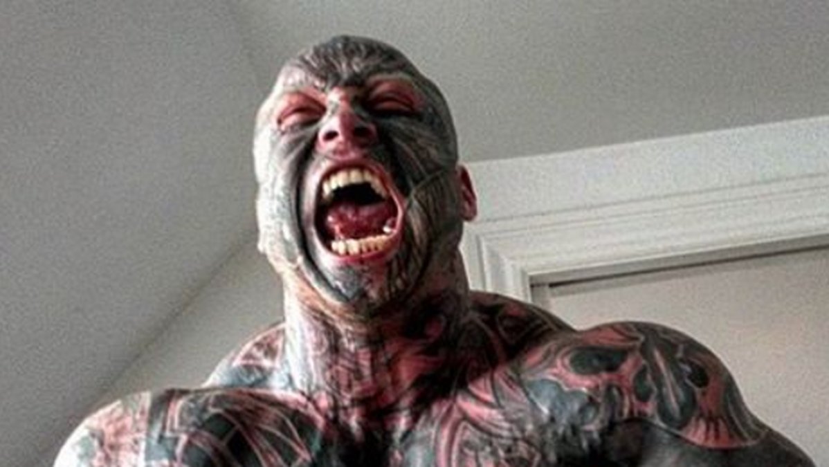 Den här mannen som kallas "The Beast" har också en hel del tatueringar. 