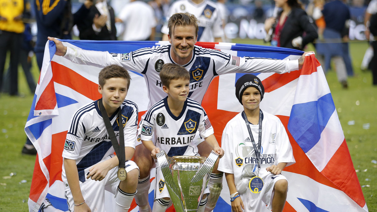 Brooklyn, Romeo och Cruz Beckham med pappa David efter LA Galaxys senaste MLS-titel. Brooklyn provtränar nu med Chelsea.