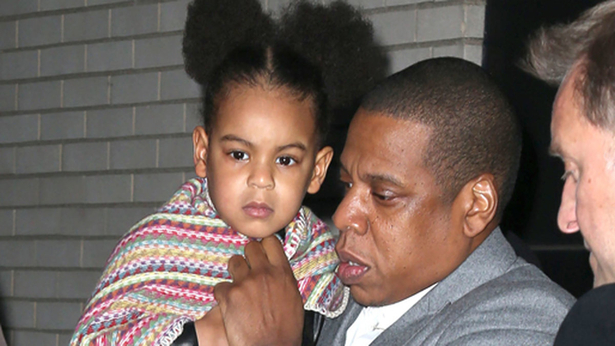 Jay-Z bär på lilla Blue Ivy efter att familjen var på premiären av Annie i New York. 