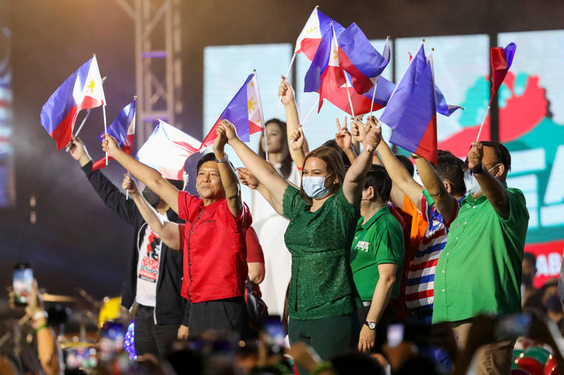 Diktatorssonen Ferdinand 'Bongbong' Marcos, i rött till vänster, och nuvarande president Rodrigo Dutertes dotter Sara Duterte, i munskydd i mitten, kandiderar till president och vicepresident i Filippinerna.